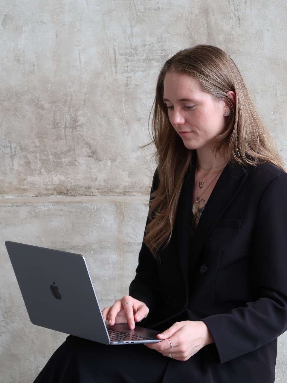 Tereza Schýbalová — při práci s notebookem