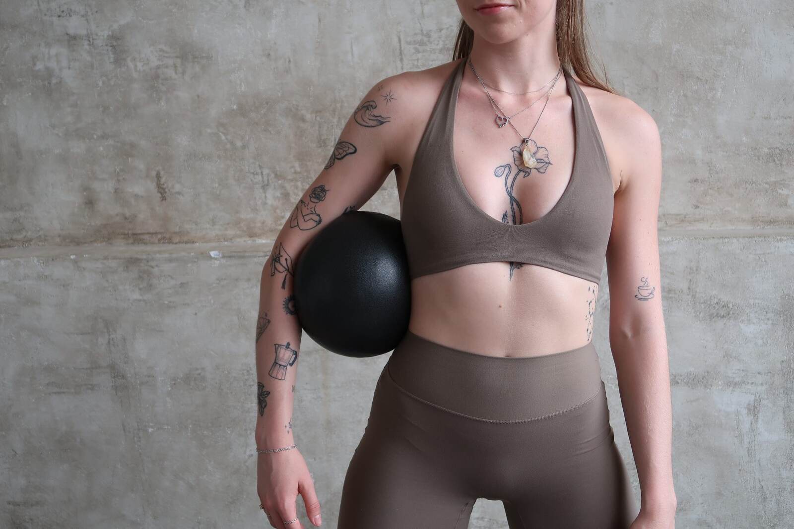 Tereza Schýbalová při Pilates s míčkem