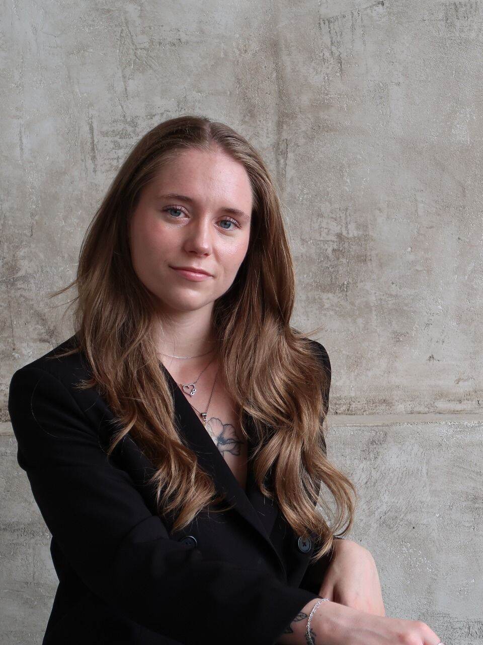 Tereza Schýbalová — portrét v černém saku u okna