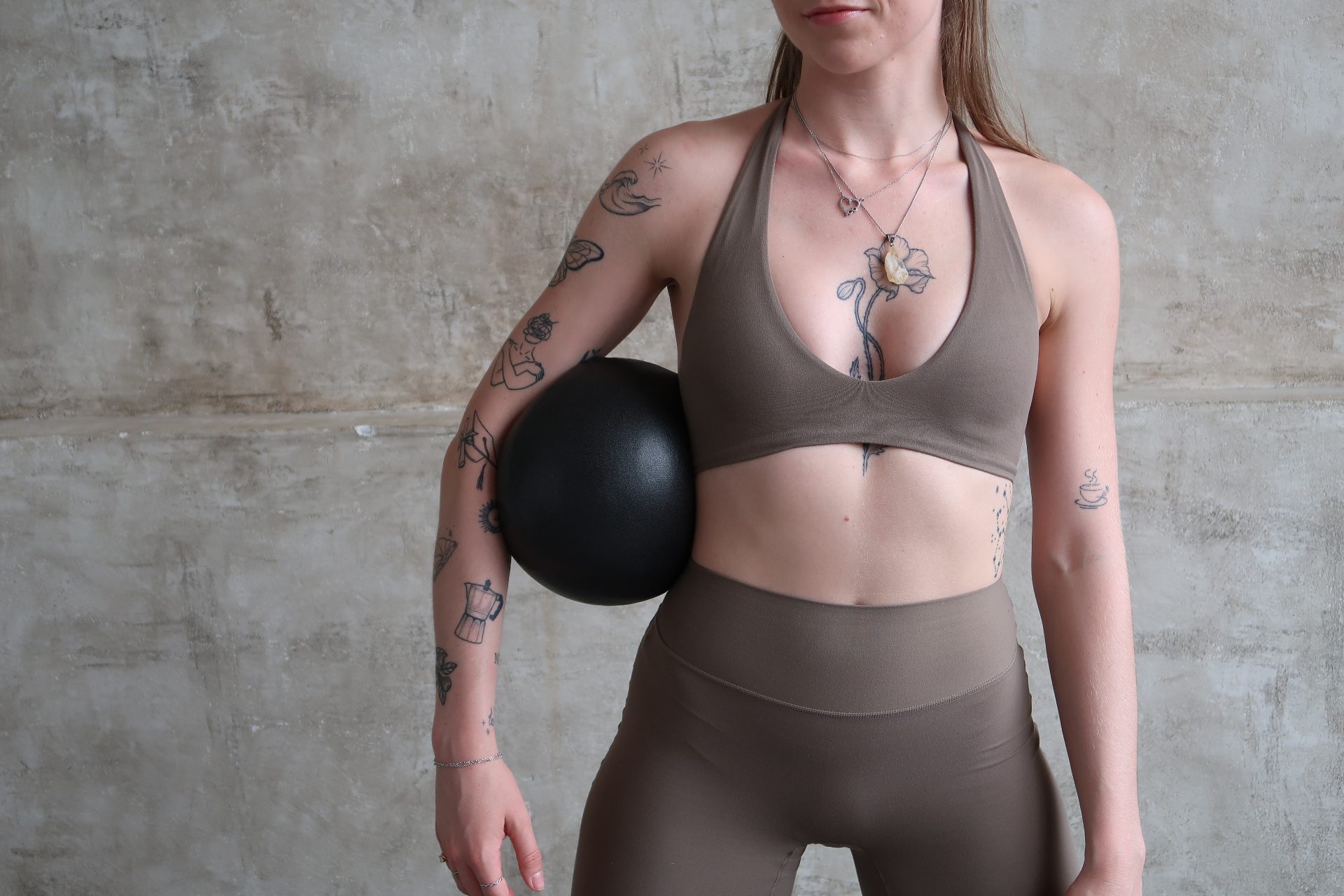 Tereza Schýbalová při Pilates s míčkem