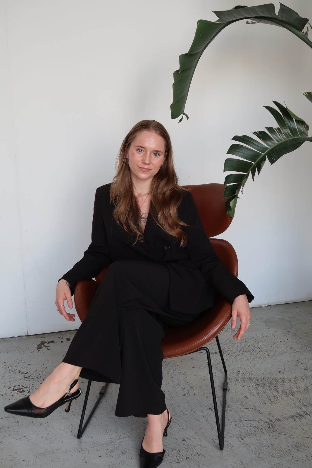 Tereza — poloportrét zezadu, detaily tetování
