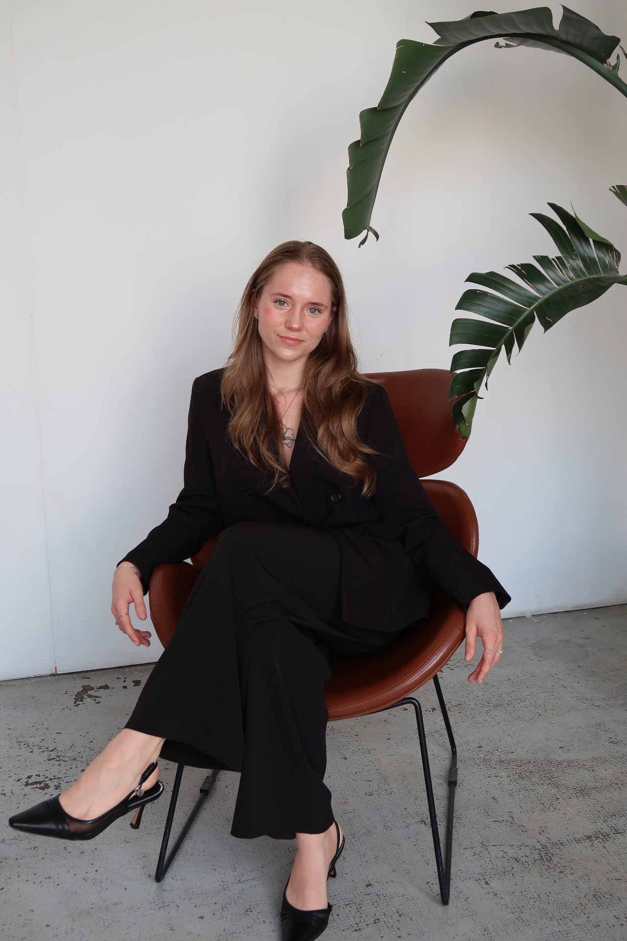 Tereza — poloportrét zezadu, detaily tetování