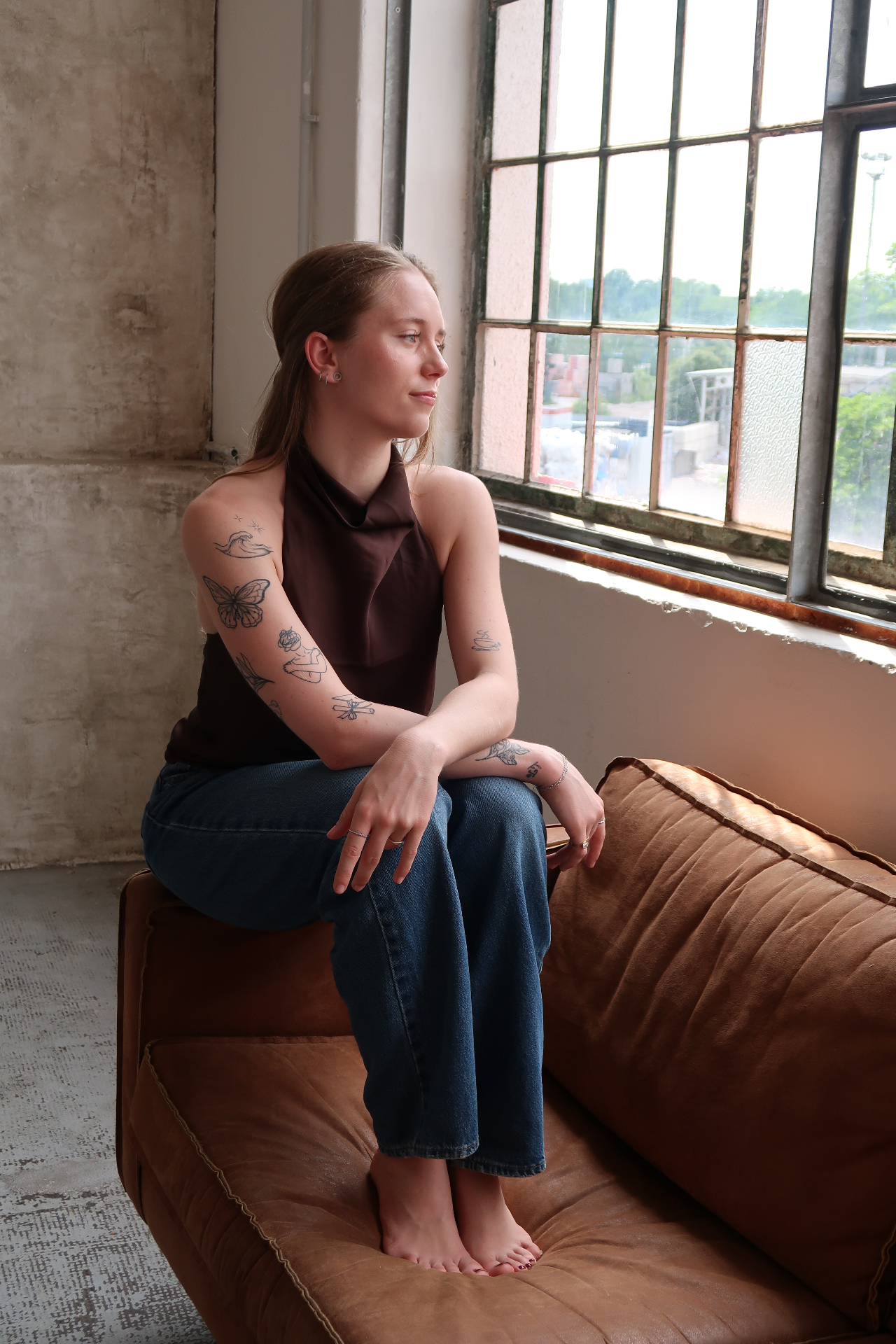 Tereza Schýbalová — u okna v industriálním prostoru